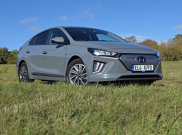 Test ojetého Hyundai Ioniq Electric (2021): Elegantní elektromobil s fyzickými tlačítky a 100% stavem baterie