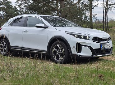 Zánovní a skvěle vybavené rodinné auto s automatem za 400 tisíc korun? To je Kia XCeed 1,5 T.GDI Exclusive