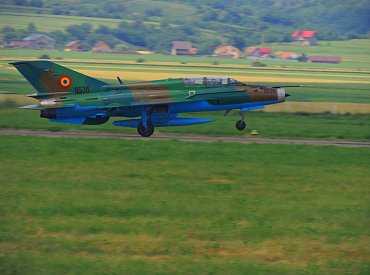 Na dálnici D1 u Brna přistávaly sovětské stíhačky MiG 21