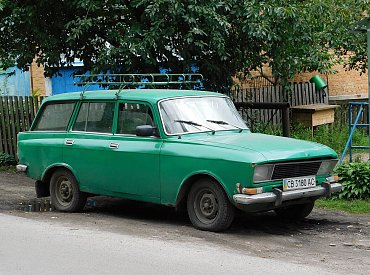 Ruský tank na čtyřech kolech: Legendární i zatracovaný Moskvič
