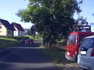 Když vás překvapí auto v protisměru, nepanikařte. Mnohdy je lepší skončit v příkopu než čelní srážka