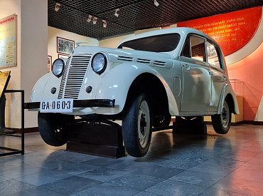 Ve Hanoji je k vidění je unikátní Renault, který prošel v roce 1968 bojem u Saigonu