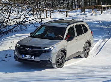Subaru představilo v Česku nový Forester: Mrazivá premiéra s terénní zkouškou