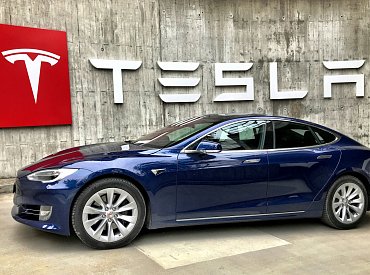Tesla v Číně pod tlakem: prodeje klesají a BYD spouští novou cenovou válku