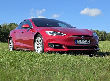 Ojetá Tesla Model S P100D za 900 tisíc: Pokoří Formuli 1, uveze celou rodinu a jezdí o polovinu levněji než naftová Octavia