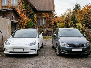 Tesla Model 3 proti Octavii 2.0 TDI: kolik stojí tři roky provozu dvou ojetin z roku 2020