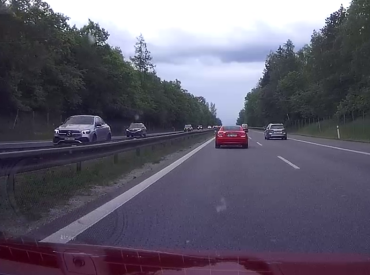 „Mám Mercedes a ty nepojedeš rychleji, než já“, říkal si možná „vybržďovač“ v červeném Mercedesu