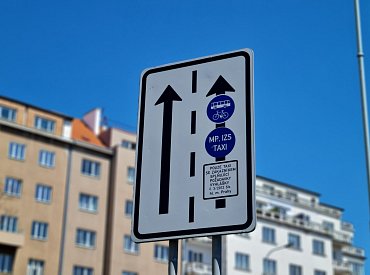 Tohle za jízdy při 40 km/h nepřečtete, ani kdybyste měli příjmení „Orel skalní“