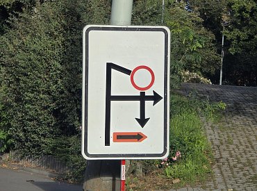 Silniční šifry a kognitivní kolaps aneb zmatečné dopravní značky nás staví do rizika