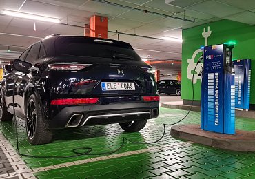 Hrozí kvůli elektromobilům blackout nebo spíše dojde benzín na pumpách? Obojí je nesmysl