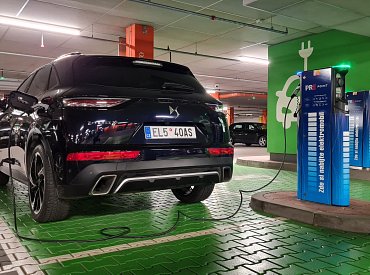 Hrozí kvůli elektromobilům blackout nebo spíše dojde benzín na pumpách? Obojí je nesmysl