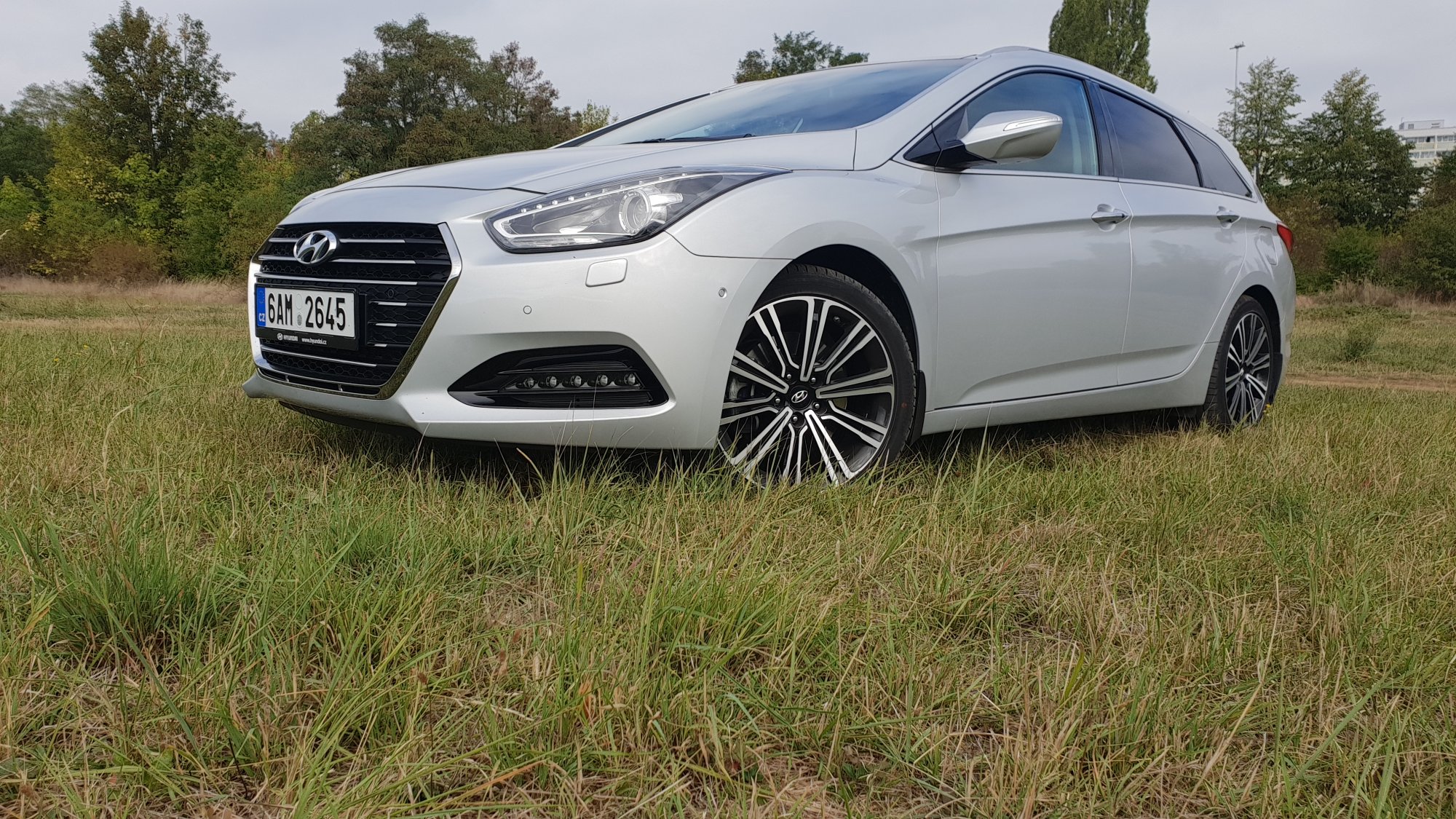 HYUNDAI i40 COMBI KLADIVO NA SUPERB ? TestyOjetin.cz