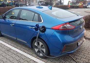 Prodeje elektrických aut v ČR klesají. Jsou drahé a není je kde nabíjet
