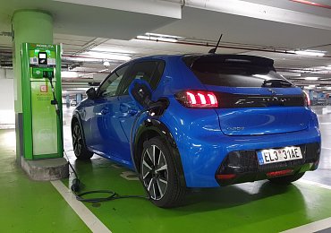 Elektromobily skoro nikdo nechce, přesto se jejich cena za sedm let téměř ztrojnásobila