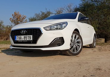 Nechcete drahou zánovní Octavii? Nemusíte. Hyundai i30  je víc než silný konkurent