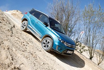 Ojetá Suzuki Vitara vyjíždí stěny v lomu jako na gumě, většina řidičů to ale nedá