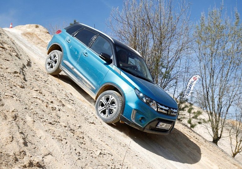 Ojetá Suzuki Vitara vyjíždí stěny v lomu jako na gumě