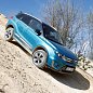 Ojetá Suzuki Vitara vyjíždí stěny v lomu jako na gumě, většina řidičů to ale nedá