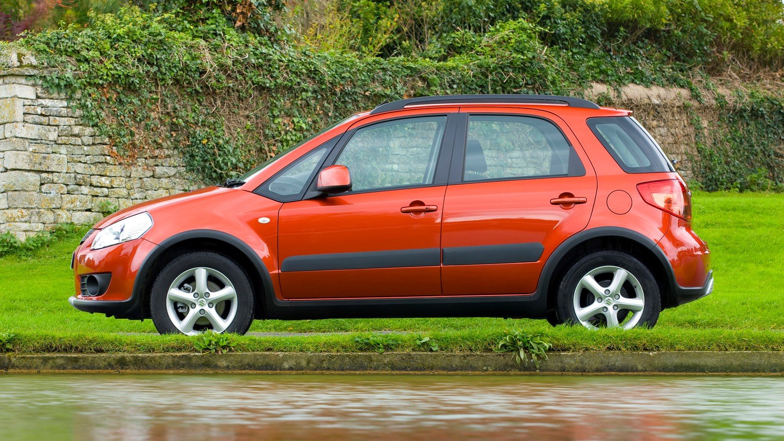 Ojetá Suzuki SX4 má image auta pro důchodce, ale je to