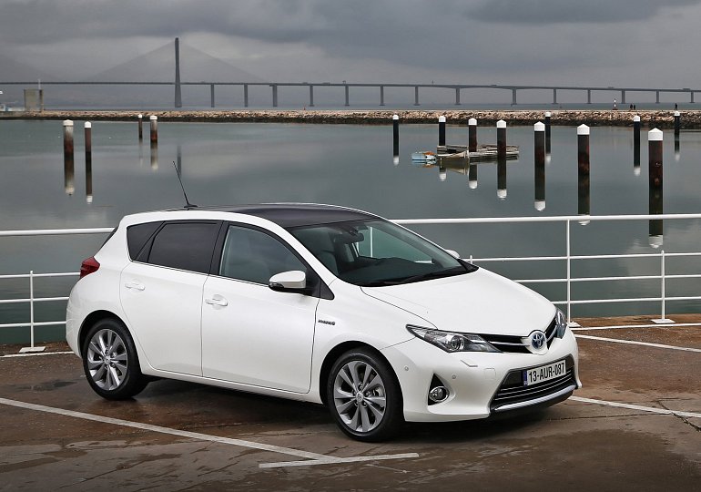 Test ojetá Toyota Auris cena nové baterie u hybridu vás