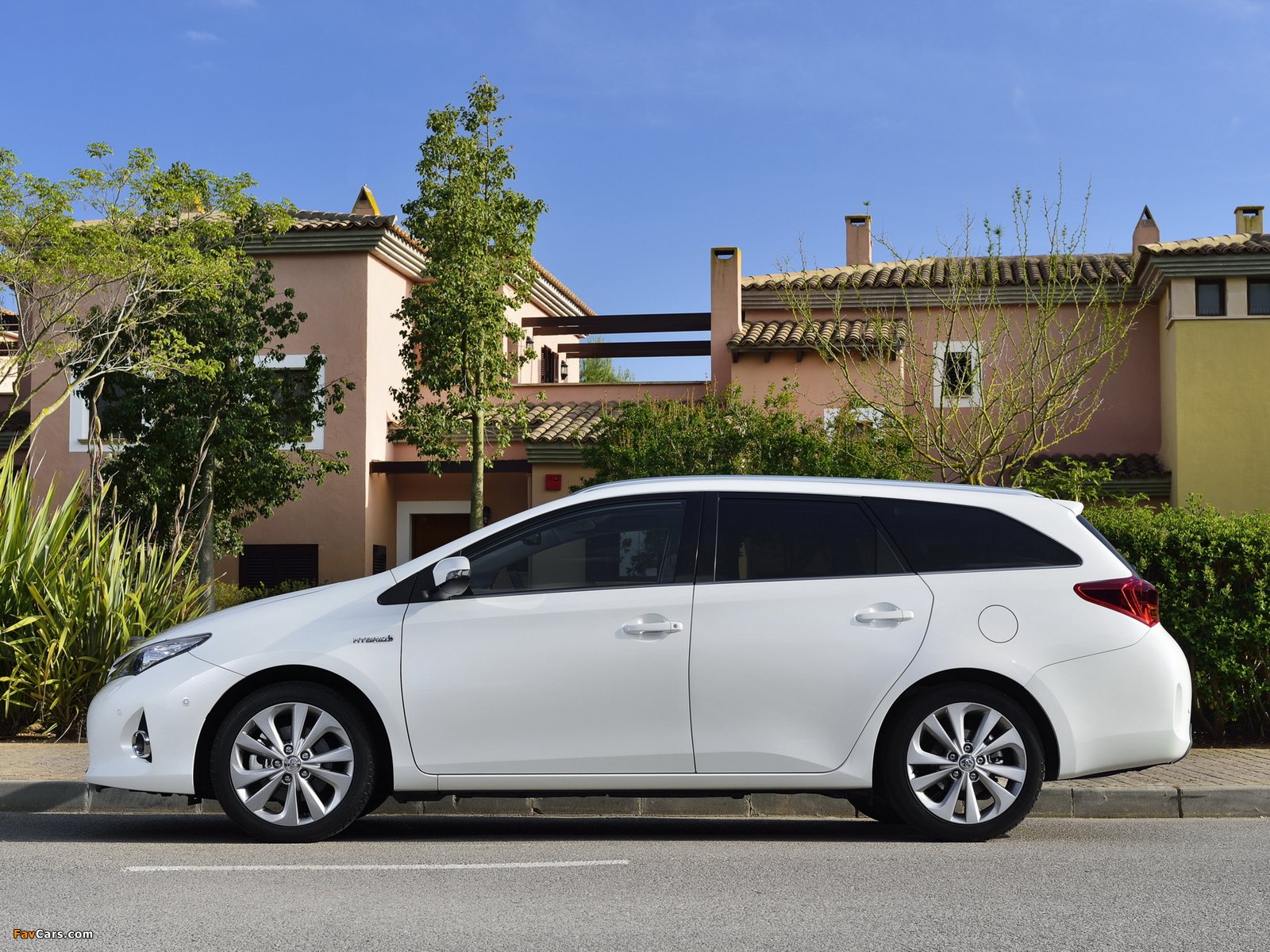 Test ojetá Toyota Auris cena nové baterie u hybridu vás