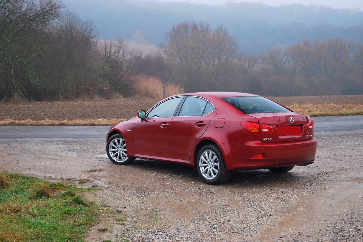 Testujeme ojetý Lexus IS 220d jede pěkně, ale u motoru