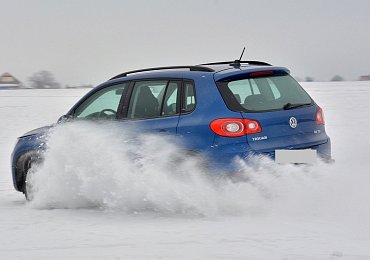 Komentář: Příprava auta na zimu se mnohdy podceňuje. Řidiči často ani neví, kde mají lano
