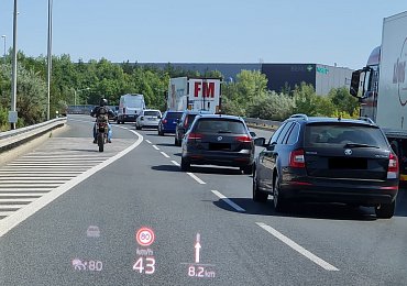 Motorkář předjížděl auta na Jižní spojce odstavným pruhem. Karma ho dostihla skoro okamžitě