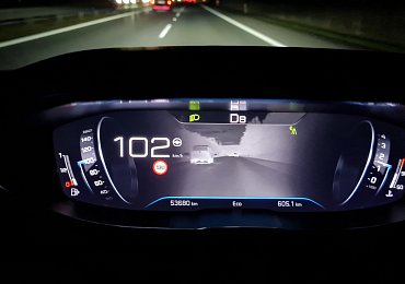 Komentář: Doba se mění. Co bylo dříve "kosmickým" luxusem, je dnes v každém druhém autě