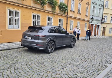 Česká policie je na arogantní Ukrajince krátká. Ti tak beztrestně parkují i na Kampě pod Karlovým mostem