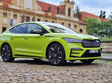V květnu „natankuje“ slunce elektromobily často i zadarmo