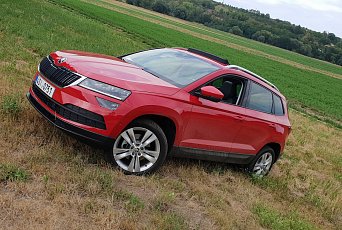 Roční Škoda Karoq - ušetřit se dá i 150 tisíc a auto je jako nové