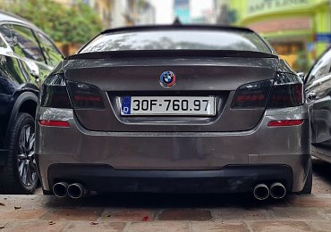 Ve Vietnamu si můžeš dát na poznávací značku „unijní“ hvězdičky a jsi král. Doslova.
