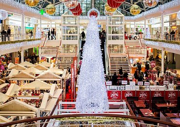 Vánoční masakr u nákupních center. Bitky o parkovací místa i ve frontách u pokladen