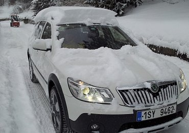 U nás směšné 2 tisíce korun, ale v Rakousku hrozí za sněhovou čepici na autě pokuta až 5 tisíc euro