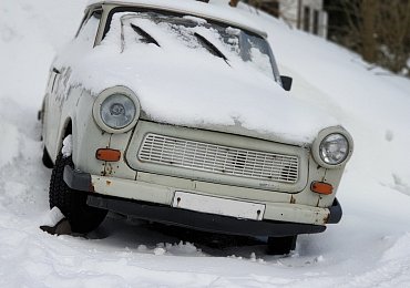 Proti zamrznutí a mlžení skel použijte cibuli, pěnu na holení nebo igelitovou tašku