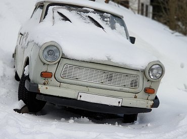 Proti zamrznutí a mlžení skel použijte cibuli, pěnu na holení nebo igelitovou tašku