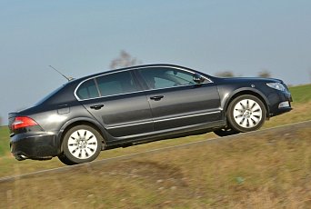 Testujeme bývalé služební vozidlo Pražského hradu -  ojetou Škodu Superb 3,6 V6