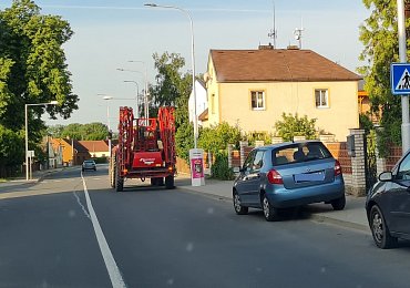 Přejet ano, předjet ne. Plná čára není zeď. Lze přes ni odbočit třeba i k obchodu