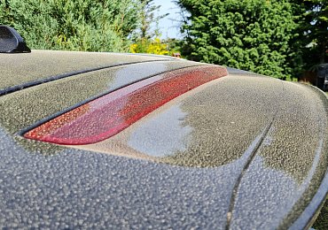 Směje se mi do tváře. Auto mám každý den totálně zadělané pylem z jeho řepkových polí