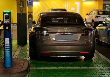 Už i majitelé elektromobilů si dělají navzájem naschvály