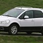 Nemůžete sehnat podpultovou ojetou Suzuki SX4? Tohle je její dvojče a je levnější