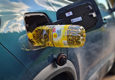 Drahá nafta opět láká k úvaze, zda lze jezdit na olej z „friťáku“ Starý diesel to zvládne, má to ale háček