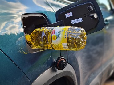 Drahá nafta opět láká k úvaze, zda lze jezdit na olej z „friťáku“ Starý diesel to zvládne, má to ale háček