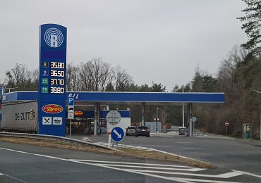 Řidič v BMW donutil v Plzni odjet řidičku od benzínové pumpy s pláčem. V USA by za to šel do vězení