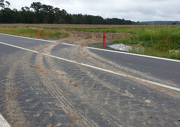 Kdo to má uklidit – aneb zablácené silnice od zemědělců vadí řidičům i motorkářům