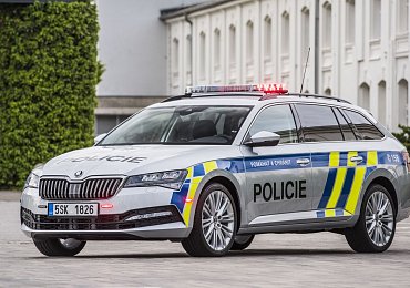 Policejní honička v Praze. Střelba ani zátarasy nepomohly. Ujíždějícího řidiče zastavil až PIT manévr a teaser