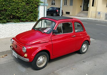 Auta z Tuzexu: S Fiatem 500, který postavil Itálii na čtyři kola, jezdil i papež Pavel VI.