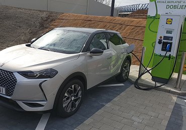 Nechutné rvačky elektromobilistů o bezplatné dobíjení u Lidlu konečně skončí
