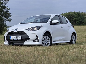 Test zánovní Toyoty Yaris 1.5 Hybrid (2022): Král městské úspornosti v zánovním stavu